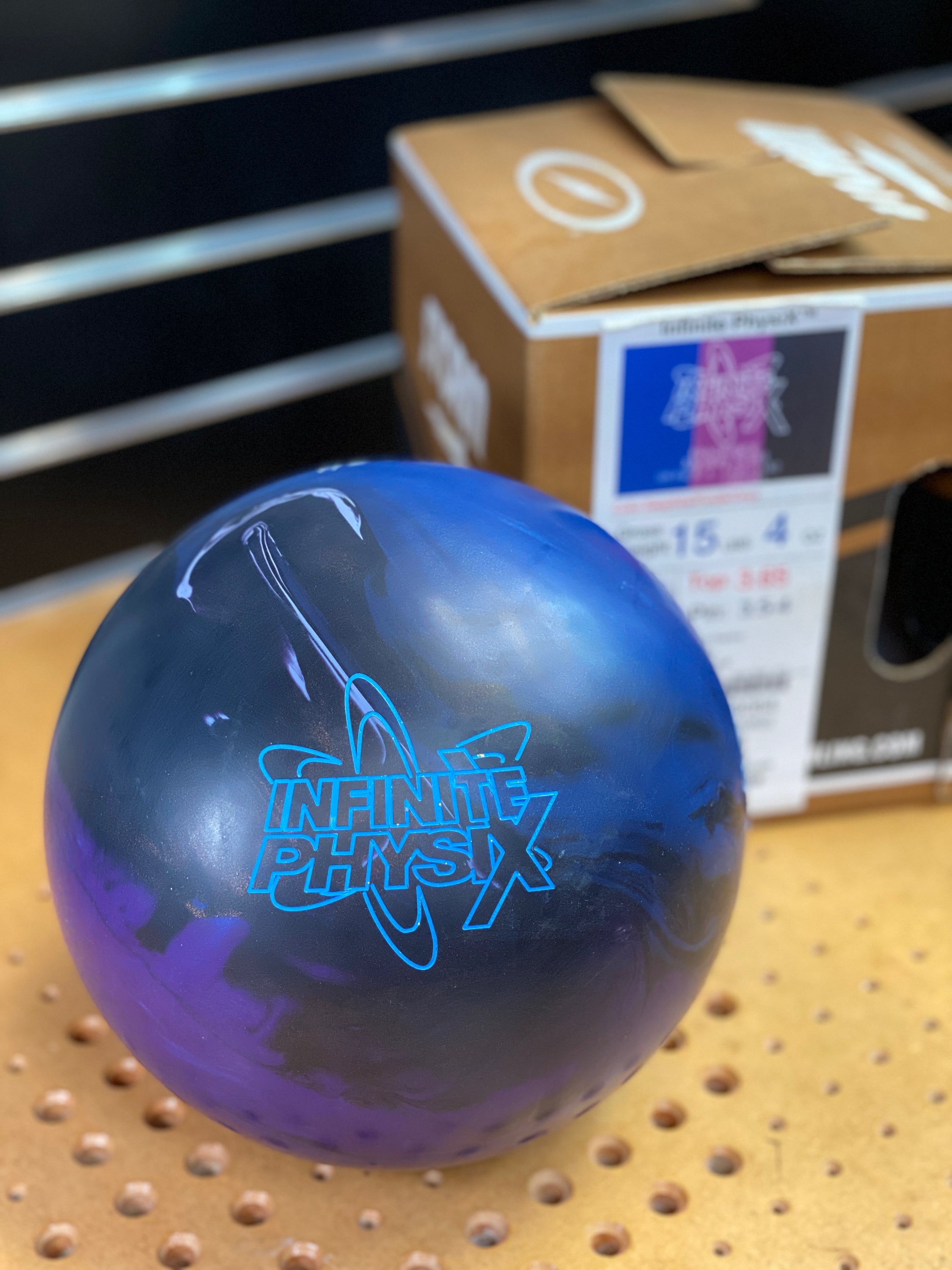 新品】ボウリングボール インフィニット・フィジックス 15ポンド3オンス 観ろ